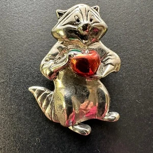 Broche 3D plateado coleccionable firmado Disney Store Pocahontas Meeko - Imagen 1 de 4