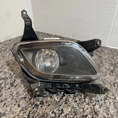 Genuine Fog Light Lamp Right Passenger Side OEM Hyundai Genesis SEDAN 2009-2010 - Image 1 of 4