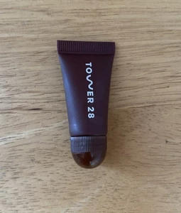 Tower 28 Lip Softie getönte Lippenbehandlung Mini 0,18 Oz. - Tiramisu - Bild 1 von 3
