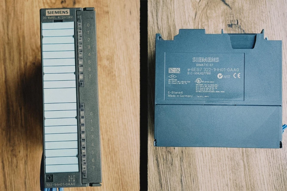 SIEMENS SIMATIC S7-300 Digital output 6ES7322-1HH01-0AA0 PLC 6ES7 322-1HH01-0AA0 - Immagine 1 di 1