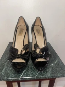 VALENTINO BLACK PATENT LEATHER BOW PEEP TOE PUMPS SIZE 42 - Picture 1 of 3