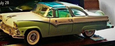 Ford Crown Victoria 1955 escala 1/18 en verde claro y blanco con techo de cristal tipo Foto 1 de 4