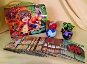 JUEGO BAKUGAN LONCHERA CAJA DE HOJALATA BATTLE BRAWLERS TARJETAS HOLOGRÁFICAS CANTIDAD 76 METAL. - Imagen 1 de 17