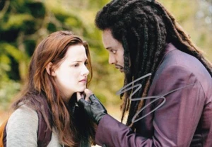 EDI GATHEGI signed Autogramm 20x30cm THE TWILIGHT SAGA in Person autograph COA - Bild 1 von 1