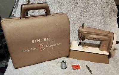 Máquina de coser vintage de manivela Singer Sewhandy Gran Bretaña modelo 40K años 60 Foto 1 de 4