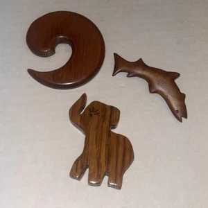 VTG 3 Wood Brooches Lot - Elephant, Fish & Scroll. - Picture 1 of 16