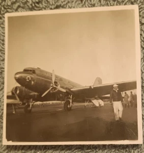 Douglas DC3 en la pista ruta Melbourne a Canberra - Foto de mediados de siglo. - Imagen 1 de 2