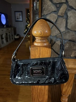 Bolso de Hombro XOXO Negro Vinilo Logo Bolsillos con Cremallera Y2K Brillante Foto 1 de 4