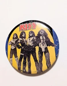KISS Pin Badge Vintage Heavy Metal Rock Button Gene Simmons - Picture 1 of 1