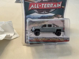 Greenlight 1/64 2015 grau Chevrolet Pickup All Terrain mit Beleuchtung und Überrollbügel - Bild 1 von 3