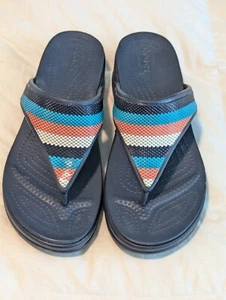 Crocs Monterey Perlen Riemen Keilabsatz Flip Flop - Navy Multi - Größe 9 - Bild 1 von 9