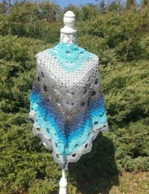 Châle fait main au crochet dégradé de bleu turquoise et gris - Photo 1/4