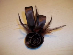 FIORE MARRONE CON PIUME  - Foto 1 di 1