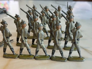 Britains Lead Soldiers Lot of 18 German Infantry Pickelhaube Marching 1900-1930 - Picture 1 of 8