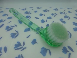 Clinique Small Green Travel Facial Brush. New. - Picture 1 of 5