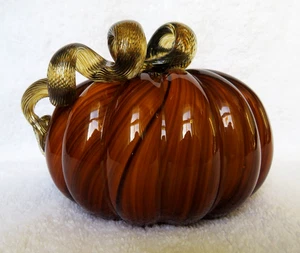 Mundgeblasener Glaskürbis orange & schwarz Wirbel, goldbrauner Stiel 4,5" T x 5" W - Bild 1 von 9