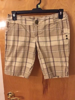 Pantalones cortos a cuadros DNKY para mujer color tostado, marrón, amarillo, crema y azul talla 9 usados en excelente estado  Foto 1 de 4