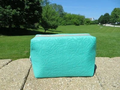 NUEVO - Estuche de Maquillaje Lancome Cuadrado con Ribete de Cremallera Metálico Dorado - Verde Foto 1 de 4