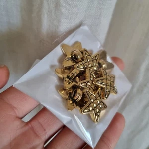 🍍 GOLDTONE QUILT STARS BUTTONS New Gold Buttons x8 Pack 1.85cm - Picture 1 of 4