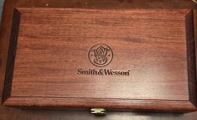 VINTAGE SMITH & WESSON MAHOGANY 2 HANDGUN LINED DISPLAY CASE USA VERY RARE! NICE - Image 1 of 4