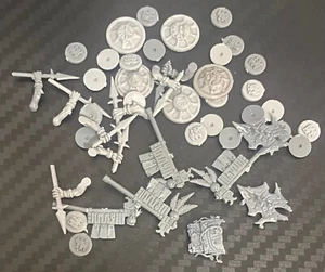 warhammer fantasy - assorted skink banners, shields + iconography parts, used. - Foto 1 di 1