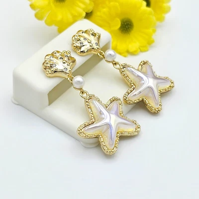 Pendientes colgantes estrella de mar enchapados en oro de 14K. Beach Ocean temática Foto 1 de 4