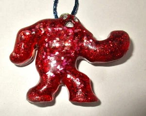 Adorno de resina Bigfoot brillo rojo encanto hecho a mano - Imagen 1 de 3