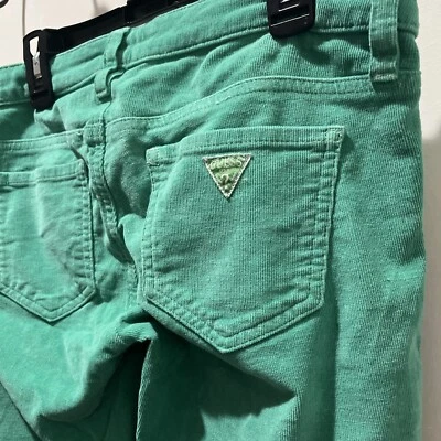 Pantalones de pana Guess verde para dama talla 26 ajustados de tiro bajo Patty’sDay Foto 1 de 4
