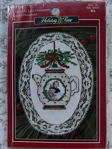 Kit ornamento teiera in pizzo in pizzo Holiday Time Cross Srirch #351285 nuovo con scatola - Foto 1 di 2