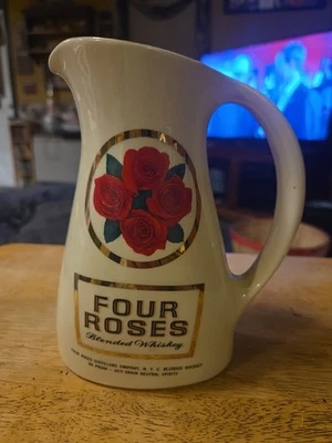 Винтажный кувшин для пабов кувшин из слоновой кости и золотой керамики с четырьмя розами 6,75 дюйма - Изображение 1 из 4