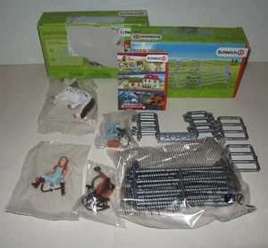 SCHLEICH HORSE CLUB #42518 FARM #42487 MIA & SPOTTY + CLOTURE FENCE ZAUN SEALED - Foto 1 di 5