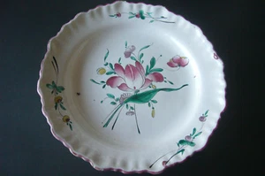 ASSIETTE EN FAIENCE DE MOUSTIERS FERRAT DU XVIIIèmeTULIPE ECLATEE AVEC LA CROIX - Imagen 1 de 8