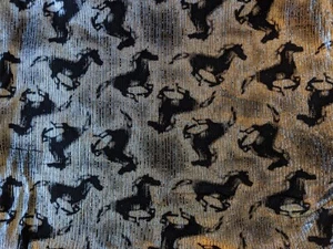 Tela elástica occidental vintage plateada brillante caballo negro 56" 4 yardas de tela - Imagen 1 de 2