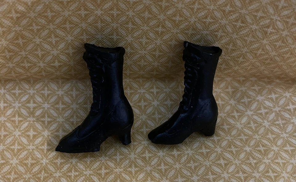 Dolls House Miniature 1 12th Bedroom Shop Black Resin Ladies Non Wearing BOOTS
