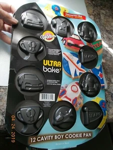 Sartén de galletas con tema ""Boy"" Wilton 2105-0821D Ultra Bake3 12 cavidades sin usar - Imagen 1 de 10