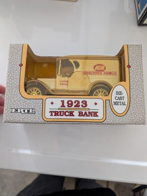 Литая металлическая банкнота монет ERTL 1923 Chevrolet Truck IGA с замком и ключом - Изображение 1 из 3