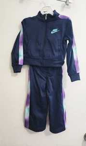 Nike Niñas Pequeñas Solarizadas Piqué Tejido Chaqueta y Pantalones Medianoche Multi Talla 4T- Nuevo con Etiquetas - Imagen 1 de 1