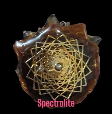 Perilla mediana con calcomanía dorada y colgante de cámara espectrolite de 3 mm Foto 1 de 2