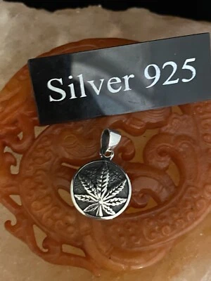 Colgante de hoja de plata y cadena de plata fina Foto 1 de 4