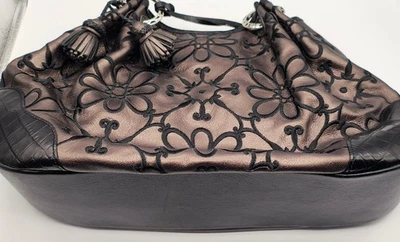 Bolso de Mano Brighton Púrpura/Bronce Metálico con Diseño Floral Negro Foto 1 de 4