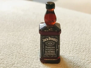 ONE DOLLS HOUSE BOTTLE OF WHISKY / 1:12 SCALE - Picture 1 of 1
