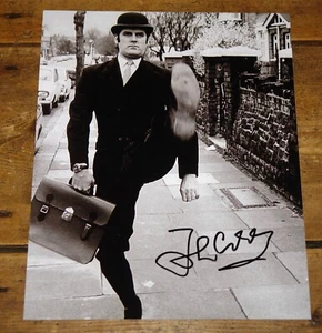JOHN CLEESE HAND SIGNED AUTOGRAPHED PHOTO 2 IN PERSON UACC DEALER MONTY PYTHON - Picture 1 of 4