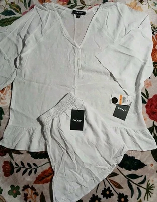 Conjunto de ropa de dormir DKNY para mujer talla pequeña manga campana top y pantalones cortos a juego blancos Foto 1 de 4