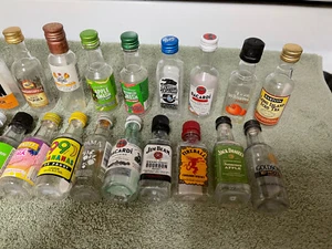 MENGE 27 VERSCHIEDENE LEERE 50 ML KUNSTSTOFFSCHNAPSFLASCHEN SET #2 NACHFÜLLUNG & WIEDERVERWENDUNG - Bild 1 von 4