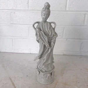 Statuina scultura asiatica porcellana bianca vintage donna con fiore alta 12" - Foto 1 di 6