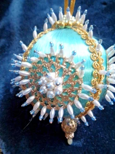 Vintage Pailletten Perlen Stecknadel handgefertigt Weihnachtsschmuck türkis blau Satin - Bild 1 von 3