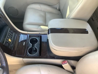 Consola central inferior delantera usada se adapta a: Cadillac Escalade 2009 piso con entretenimiento Foto 1 de 4