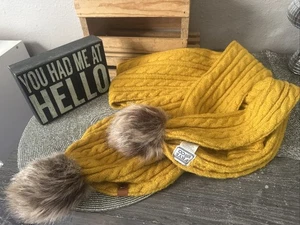 FRYE & Co. Sonnenblumengelb Zopfmuster Logo Patch Schal Kunstfell Bommel EUC-NEUWERTIG - Bild 1 von 20