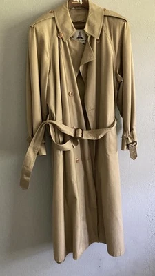 Gabardina aislada de piel sintética con cinturón beige 16R Misty Harbor de colección para mujer Foto 1 de 4