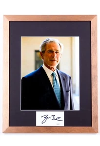 GEORGE W. BUSH USA PRESIDENT SIGNED/AUTOGRAPHED MATTE CUT FRAMED JSA CERTIFIED - Picture 1 of 2